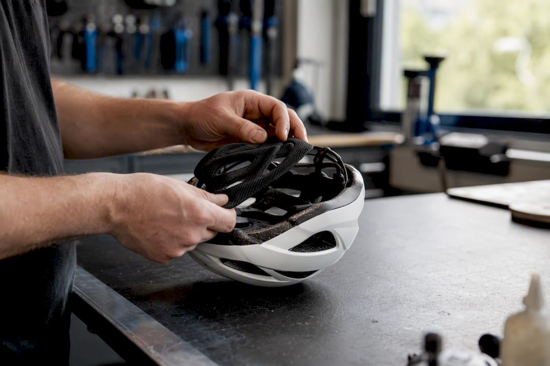 Mains remplaçant la mousse à l'intérieur du casque