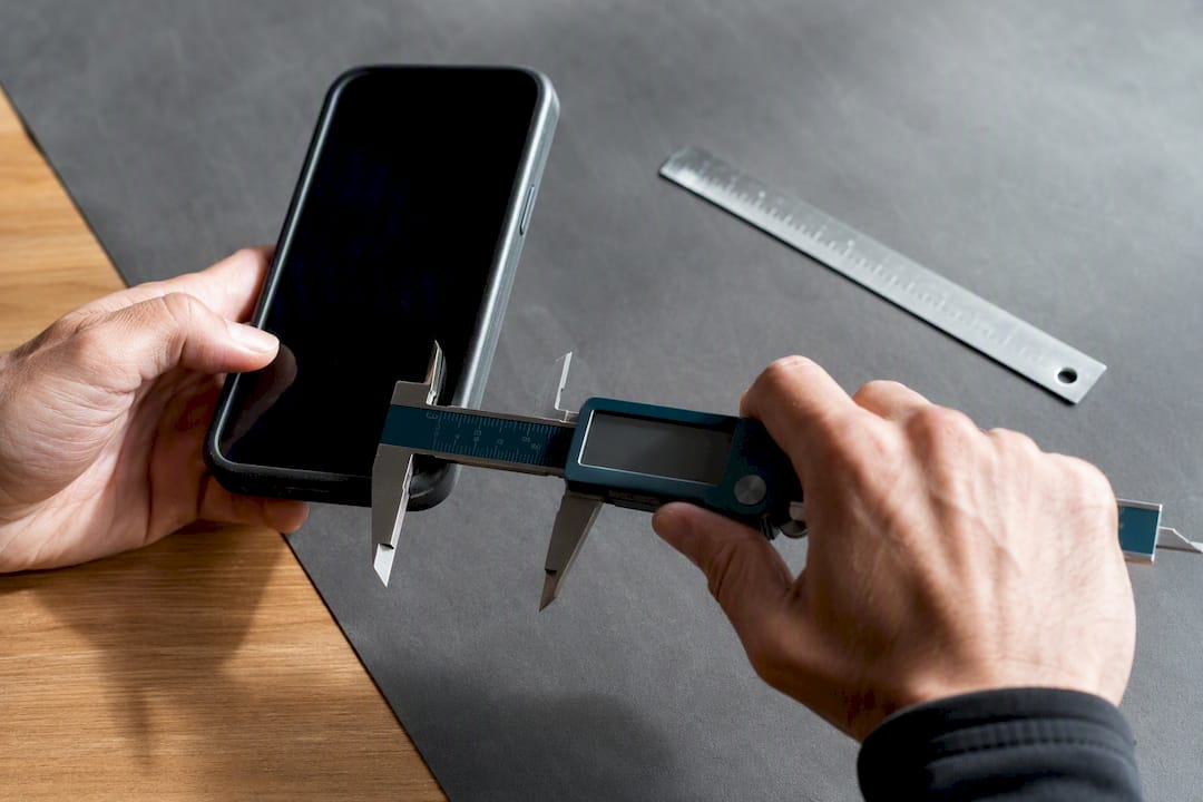 Mesure de la largeur d’un téléphone avec sa coque