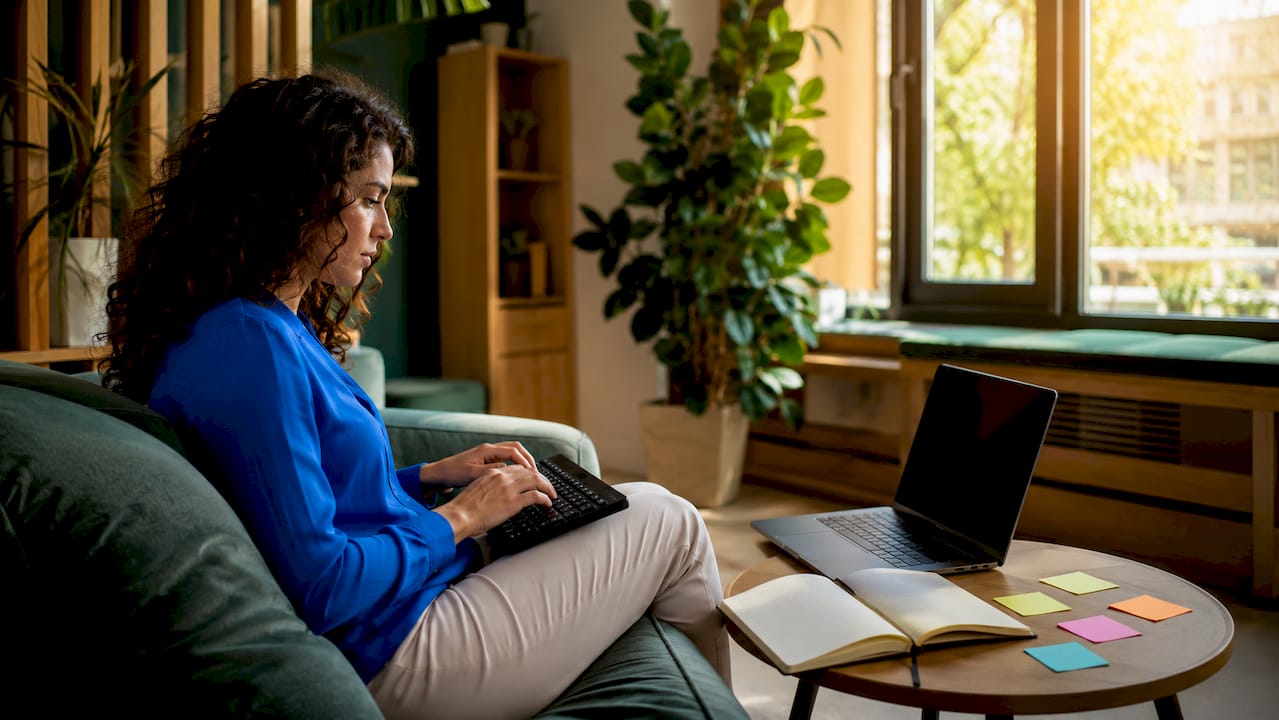 Una donna controlla le offerte online utilizzando strumenti digitali.