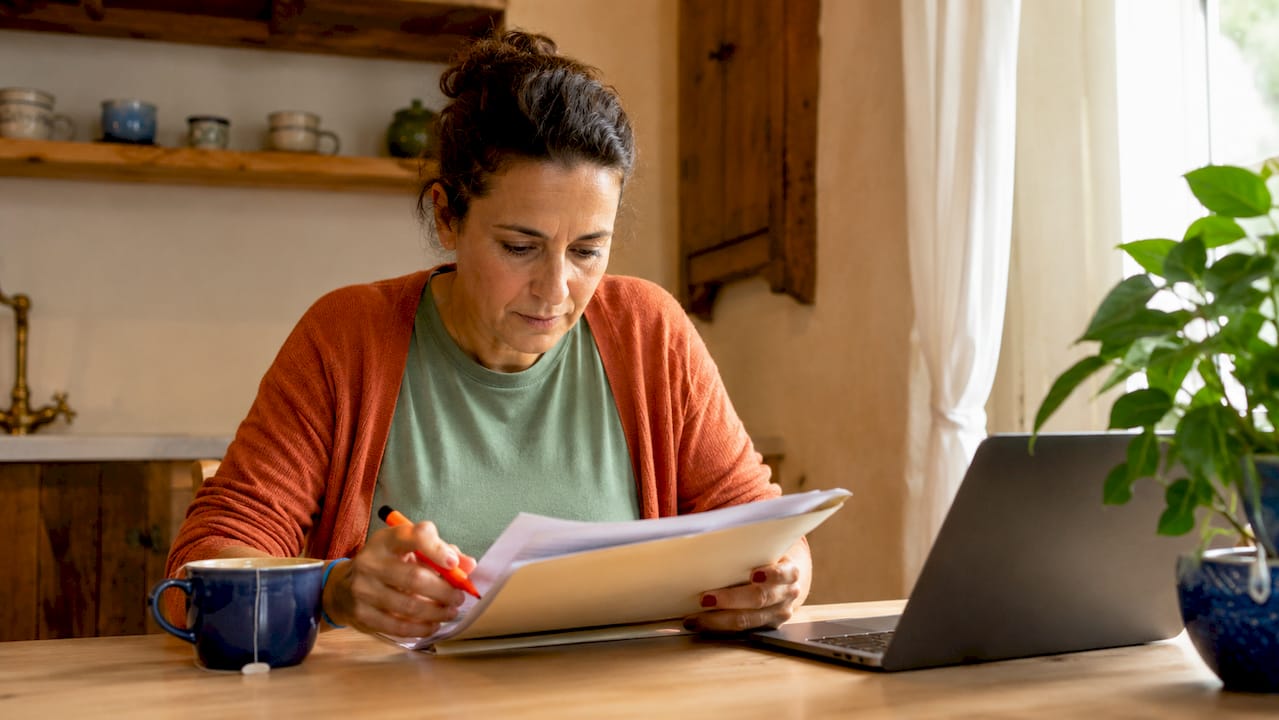 Mani che sistemano documenti per la successione ereditaria