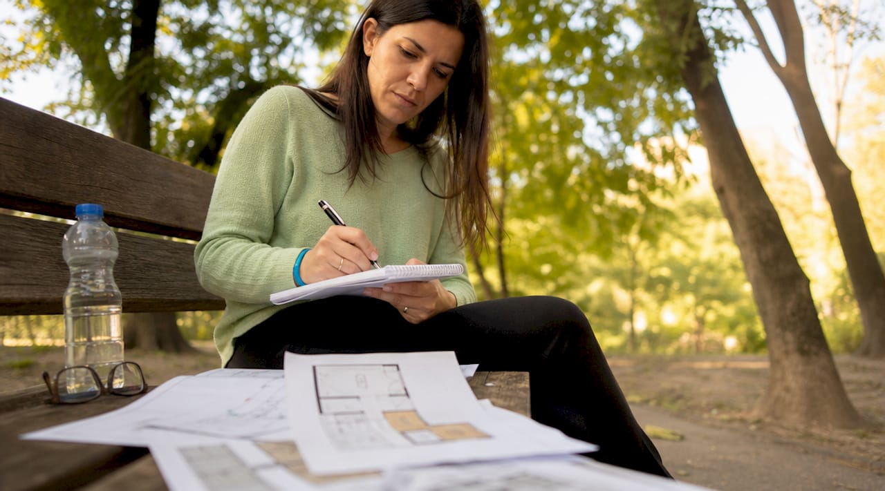 Donna alle prese con l’organizzazione della vendita della propria casa