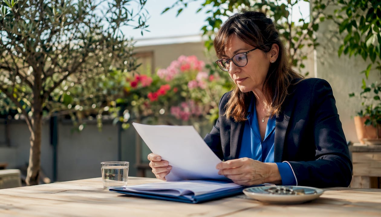 Donna si occupa dell’organizzazione dei documenti e della consegna delle chiavi di casa.