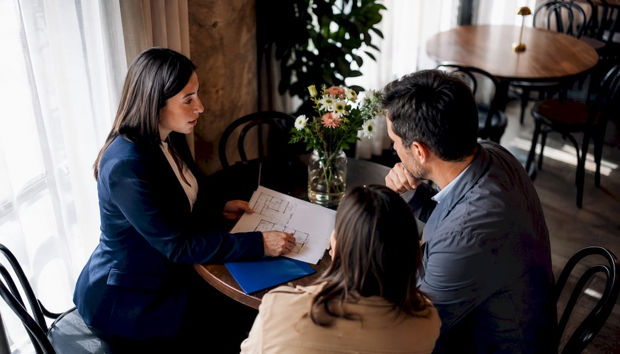 Consulente immobiliare che assiste i clienti nella gestione della documentazione per la compravendita della casa.