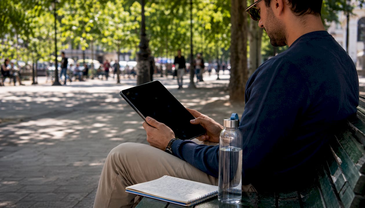 Persone che prendono appunti al bar mentre consultano il tablet