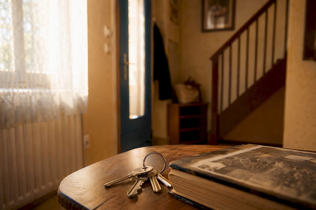 Chiavi e ingresso di una casa ereditata