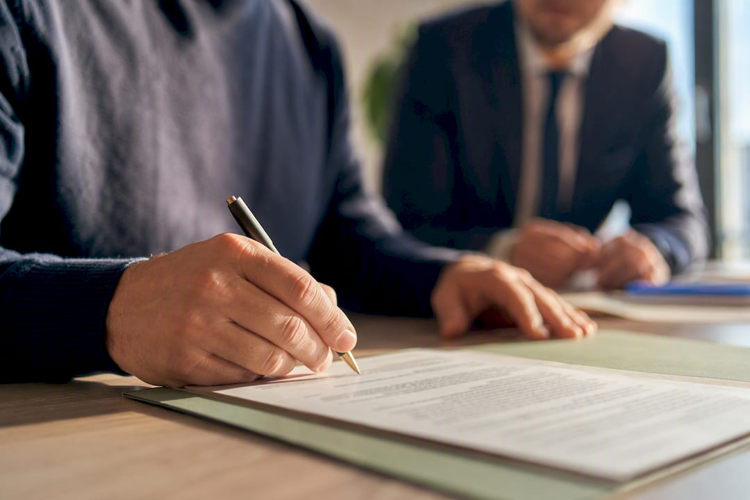 Il venditore appone la firma sul contratto preliminare di compravendita