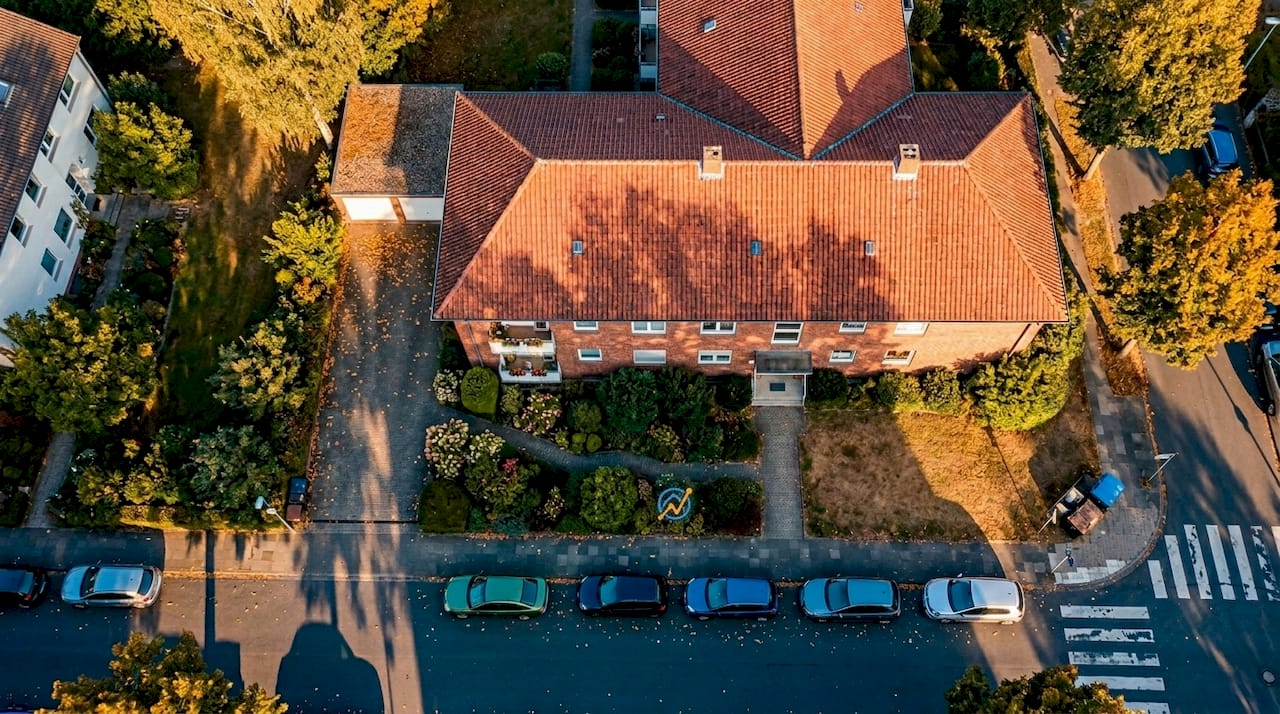 Luftbild eines Wohnhauses mit Blick auf Grundstück und Umgebung