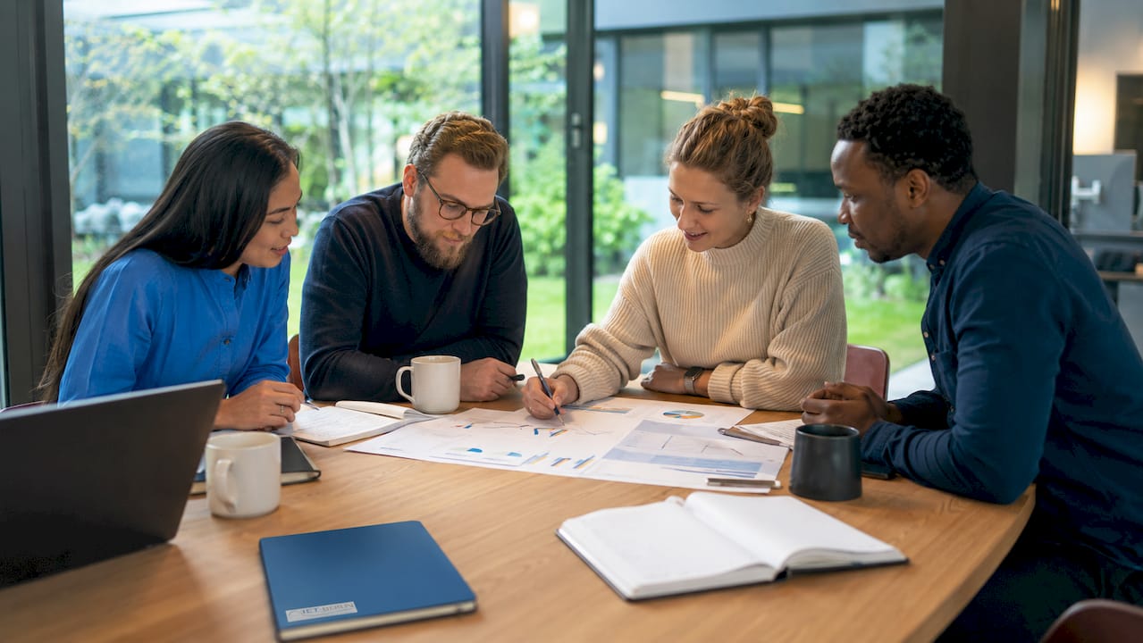 Ein Team entwickelt gemeinsam innovative Konzepte für nachhaltige Energie und tauscht sich intensiv über verschiedene Lösungsansätze aus.