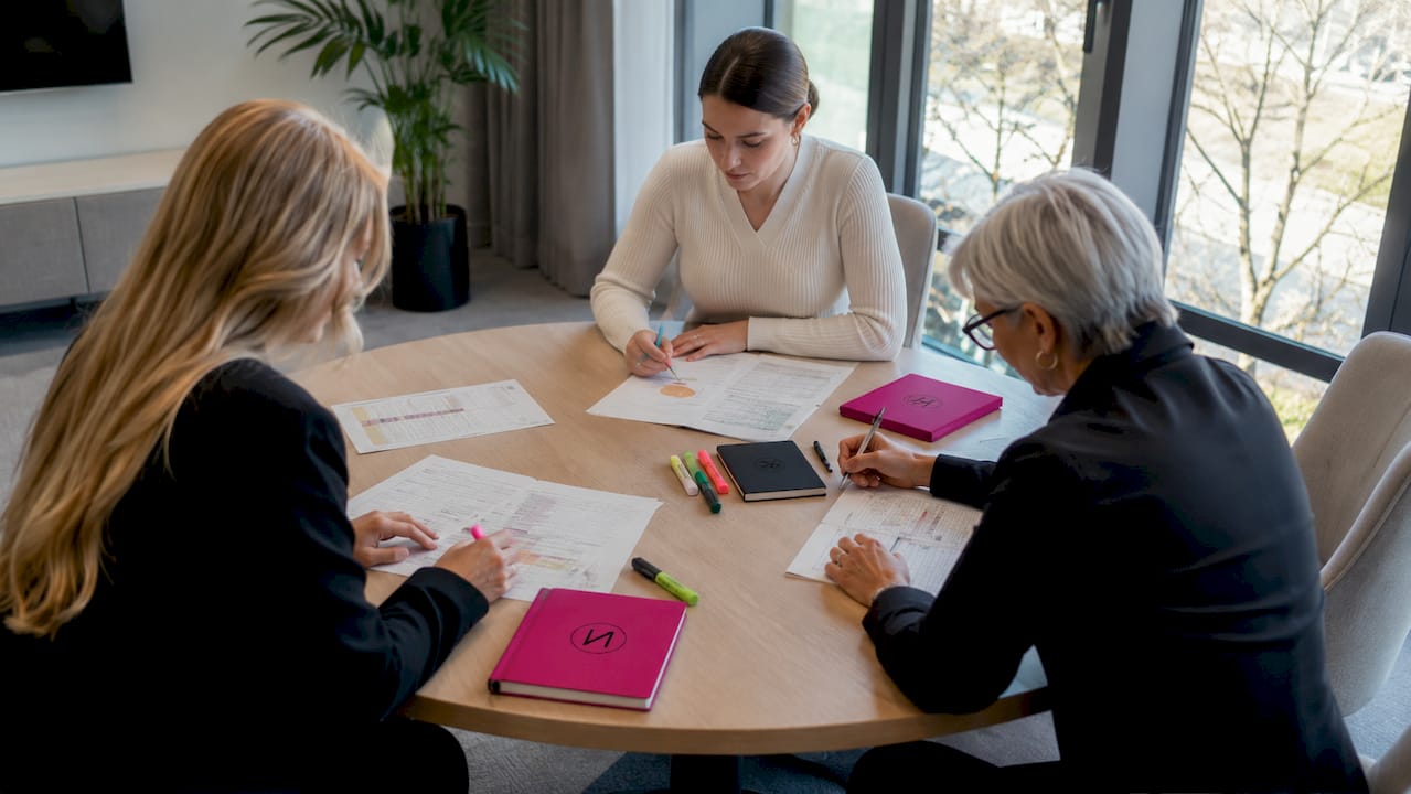 Was bedeutet Business-Training im Beautybereich? 2 Kosmetikerinnen und Kosmetiker trainieren praxisnah ihre Business-Fähigkeiten im modernen Schulungsraum.