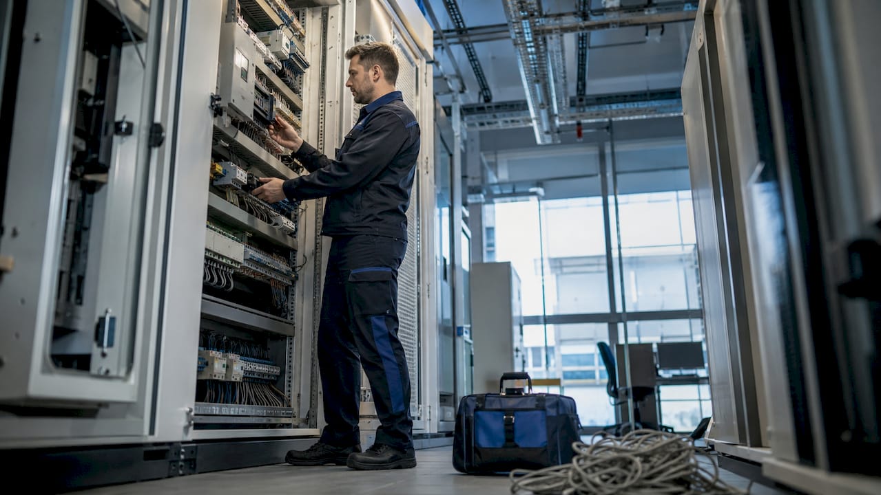Ein Techniker arbeitet an der Steuerung im Technikraum.