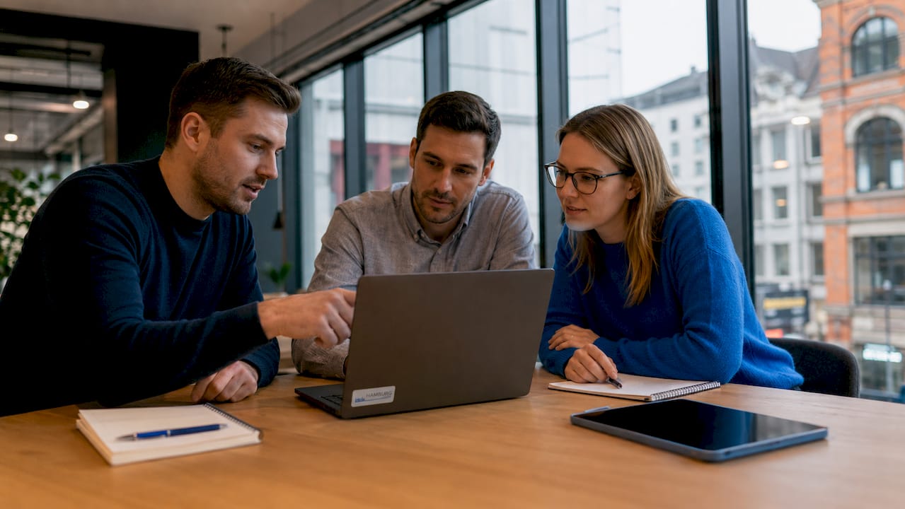 Im modernen Besprechungsraum tauscht sich das Team zur BIM-Planung aus.