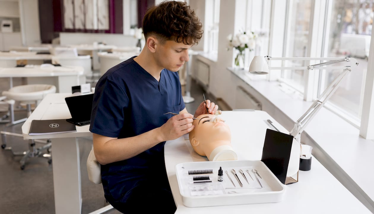 Mit ruhiger Hand werden die Wimpernextensions präzise und sorgfältig angebracht.