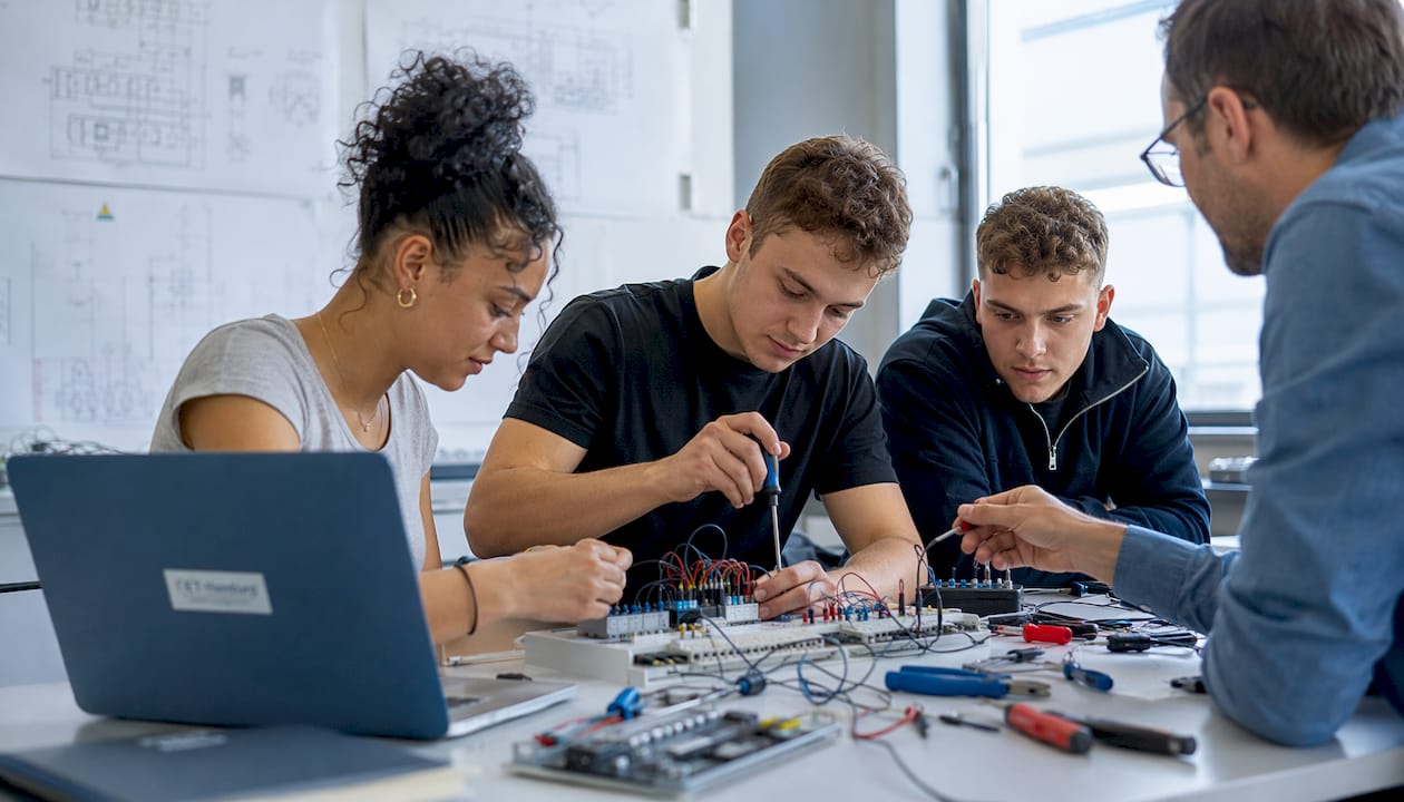 Teilnehmer einer Ausbildung im Bereich Elektrotechnik