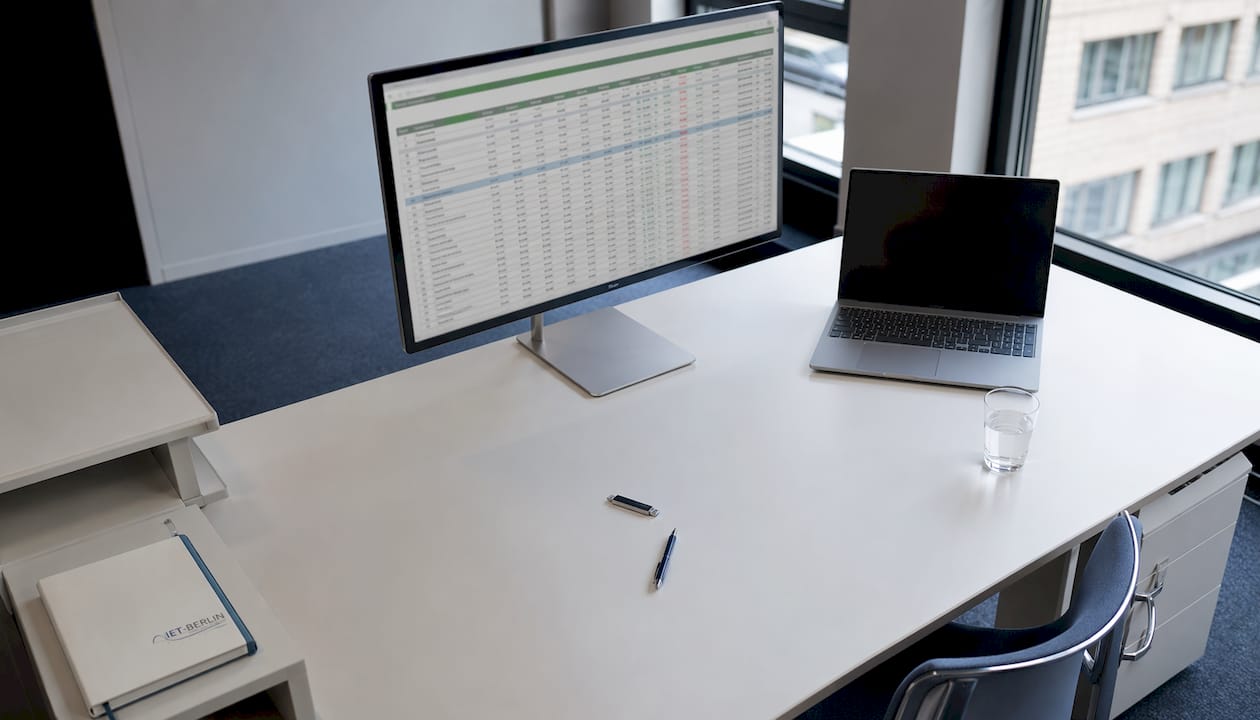 Arbeitsbereich mit aktuellen Marktdaten rund um die Ladeinfrastruktur