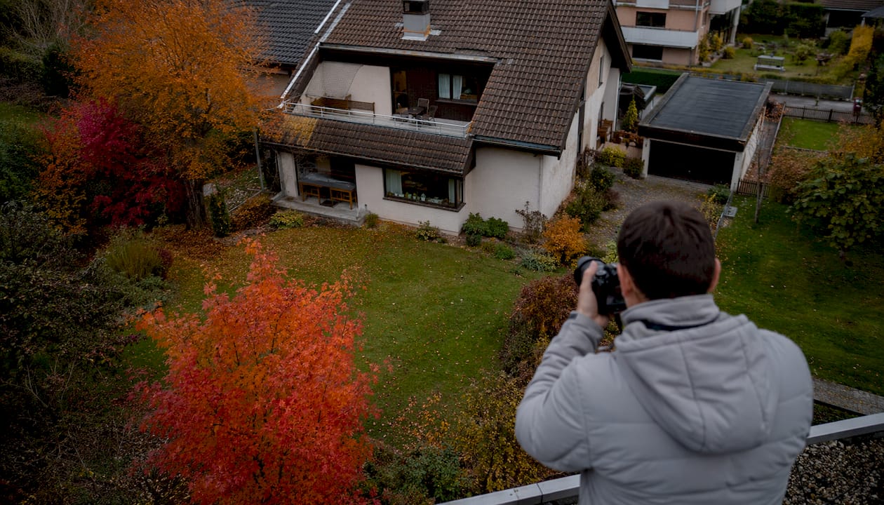 Ein Fotograf setzt eine Immobilie im herbstlichen Licht gekonnt in Szene.
