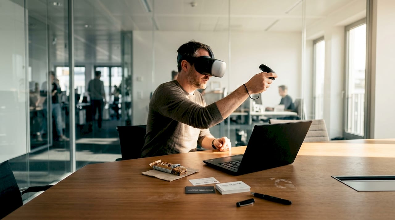 Eine Führungskraft setzt in einer Schulung Virtual-Reality-Technologie gezielt ein, um praxisnahe Lernerfahrungen zu ermöglichen.