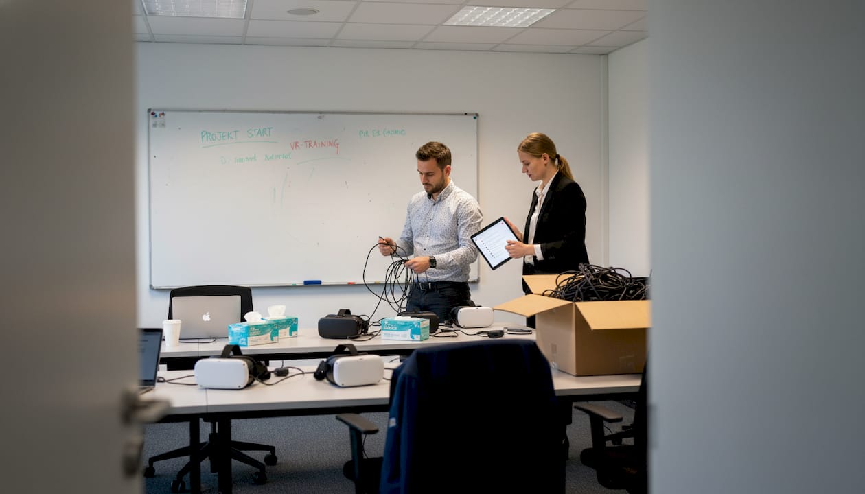 Das IT-Team bereitet die VR-Schulungsgeräte für den Einsatz vor.