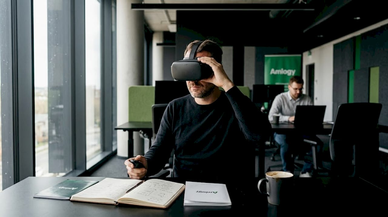 Ein Mitarbeiter sammelt erste Erfahrungen mit einer VR-Schulung im Büroalltag.