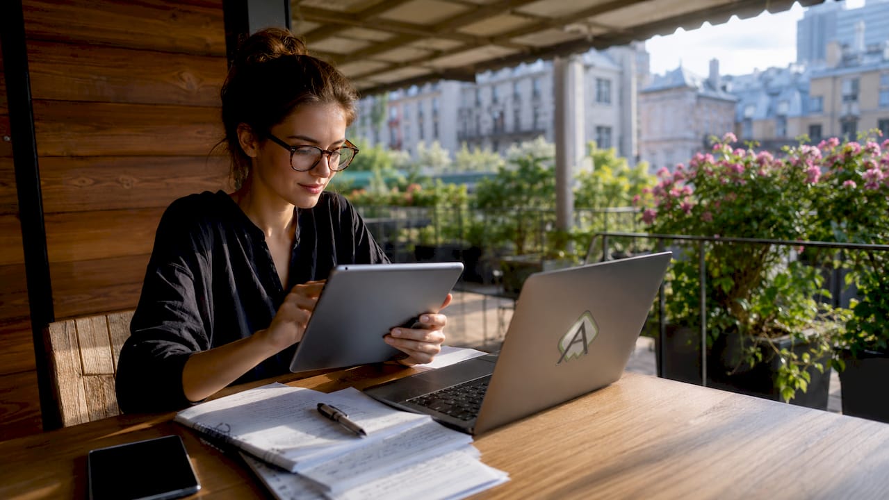 Eine Mitarbeiterin prüft mit dem Tablet die digitalen Bestandsdaten.