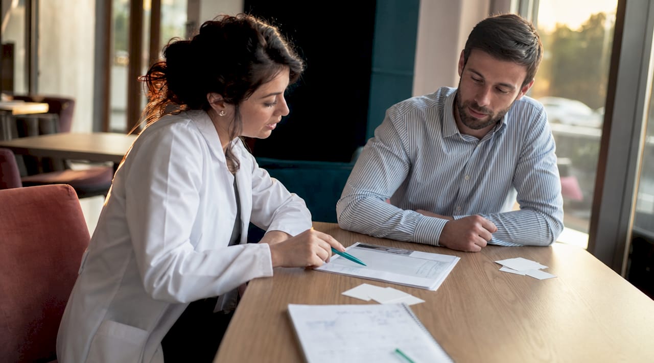 Deux spécialistes échangent au sujet des listes de recrutement médical.