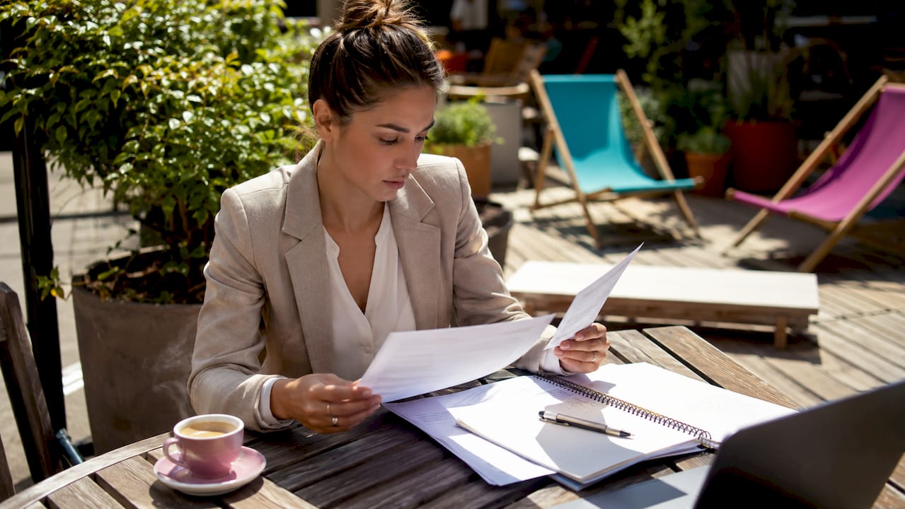 Un candidat examine tranquillement chez lui les documents nécessaires pour son dossier d’admission en santé.