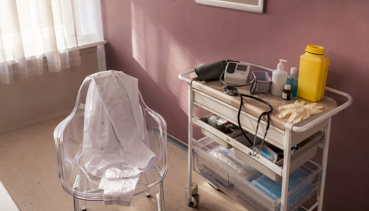 Chariot de soins équipé pour répondre à tous les besoins médicaux