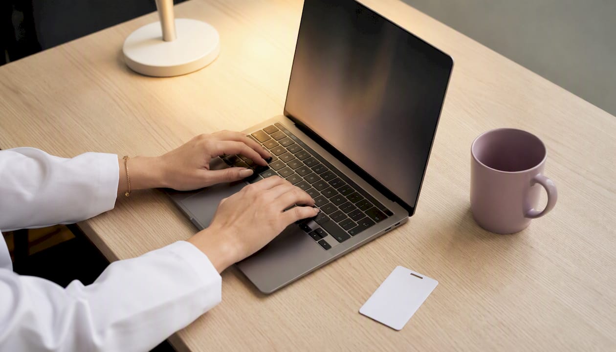 Des mains s’activent pour sécuriser l’accès à un poste informatique