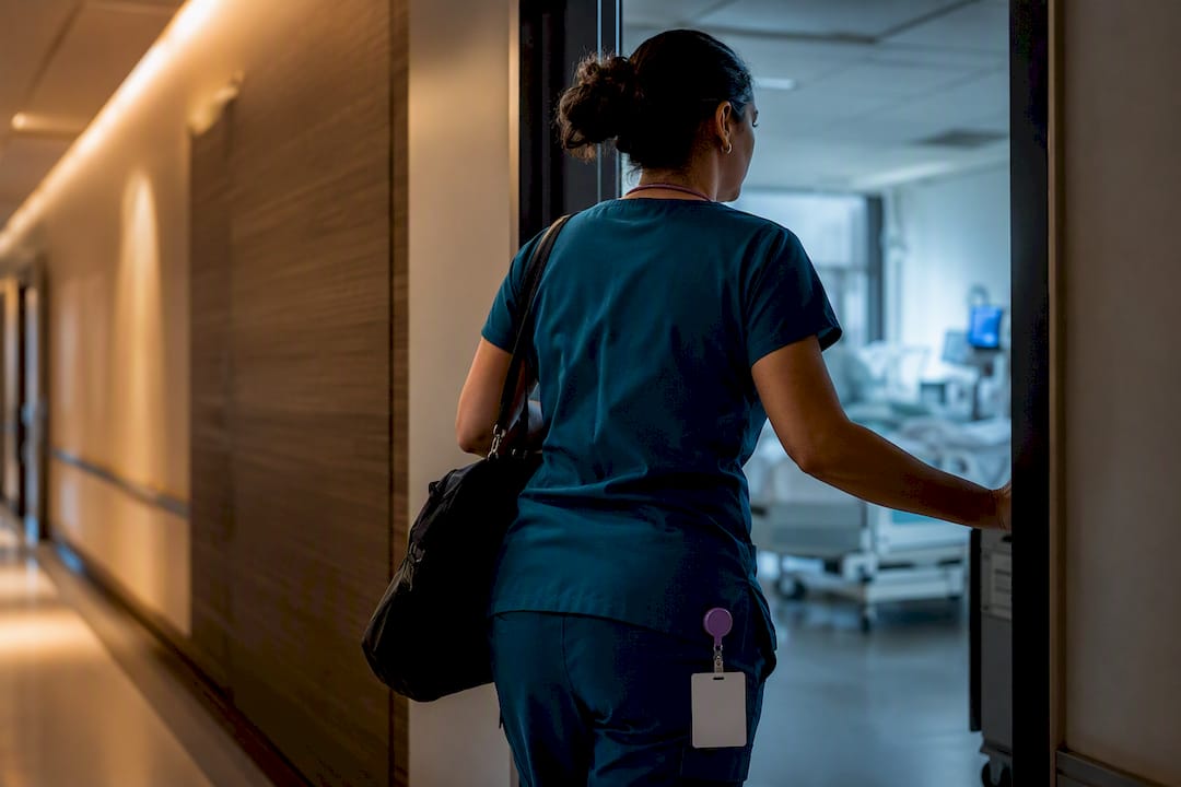 Infirmière arrivant pour son service à l'hôpital