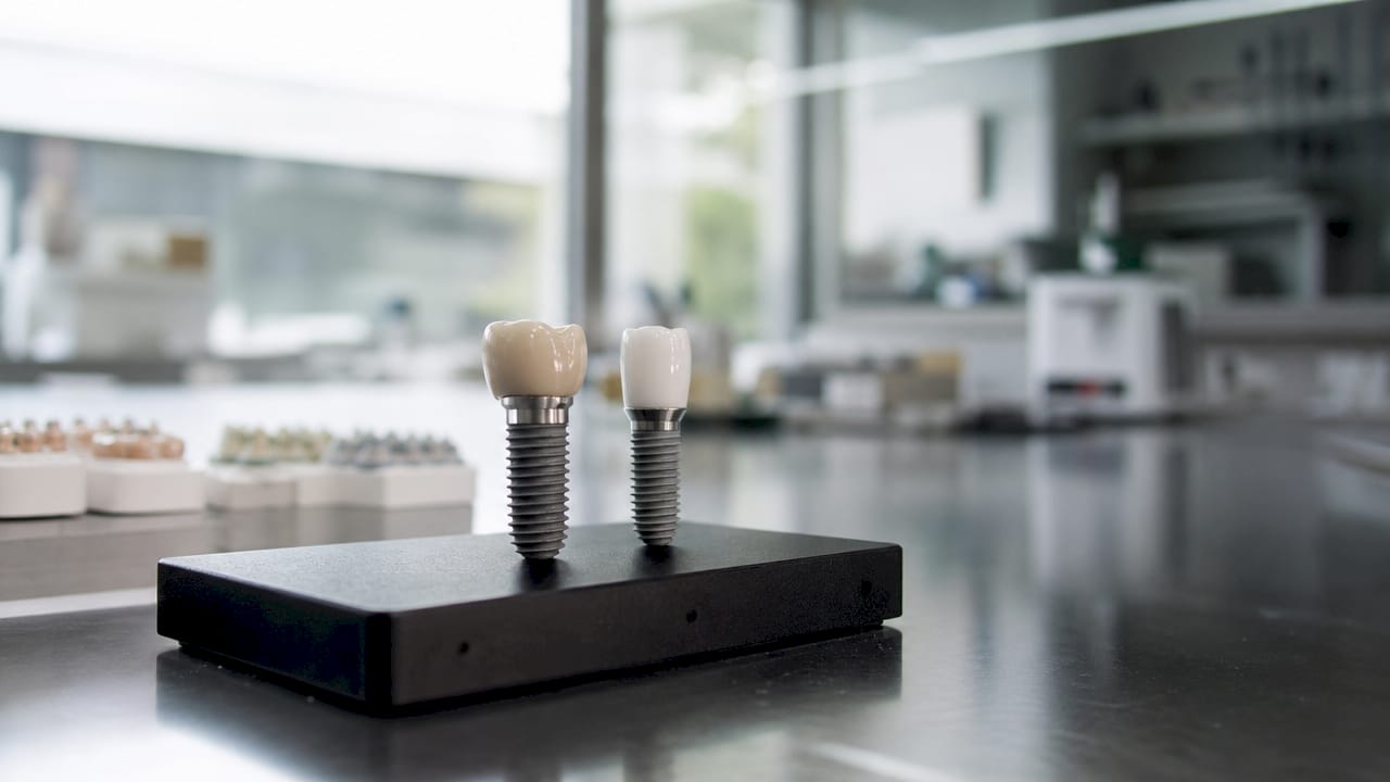 Detailansicht von Implantaten aus Titan und Zirkonoxid