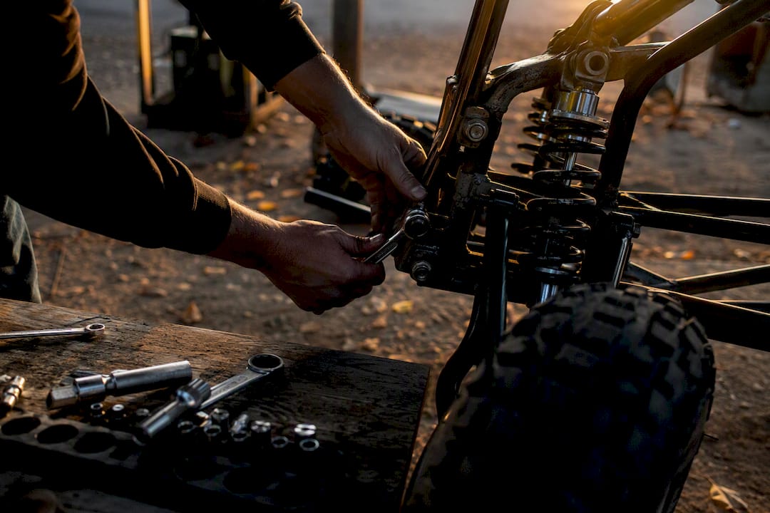 Hands adjusting off-road kart suspension parts
