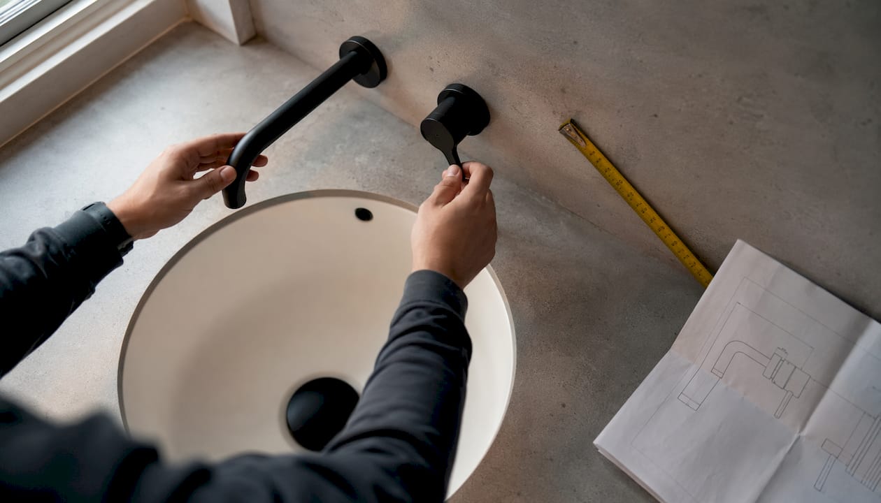 Roka pielāgo ērtu, mūsdienīgu jaucējkrāna sviru