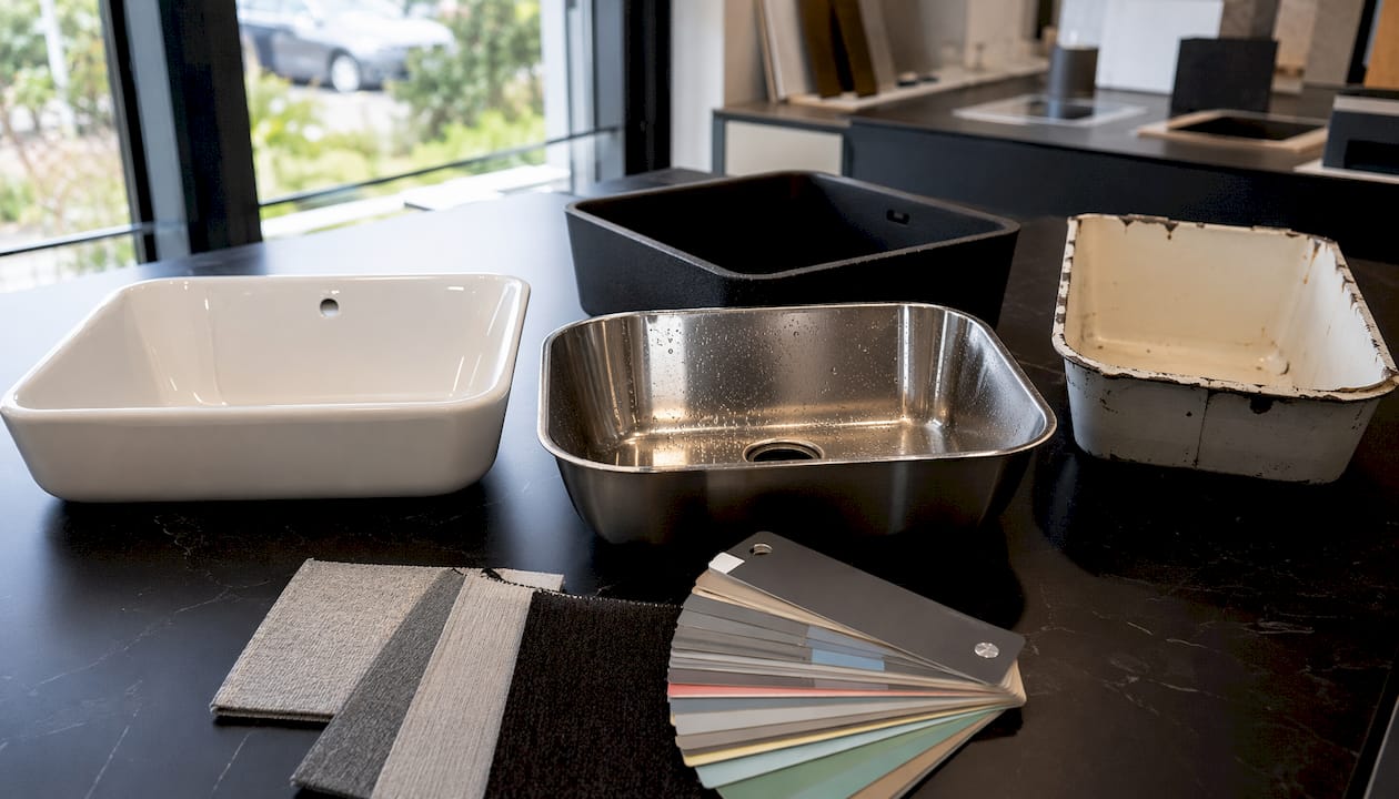 Virtuves izlietņu materiālu salīdzinājums tuvplānā