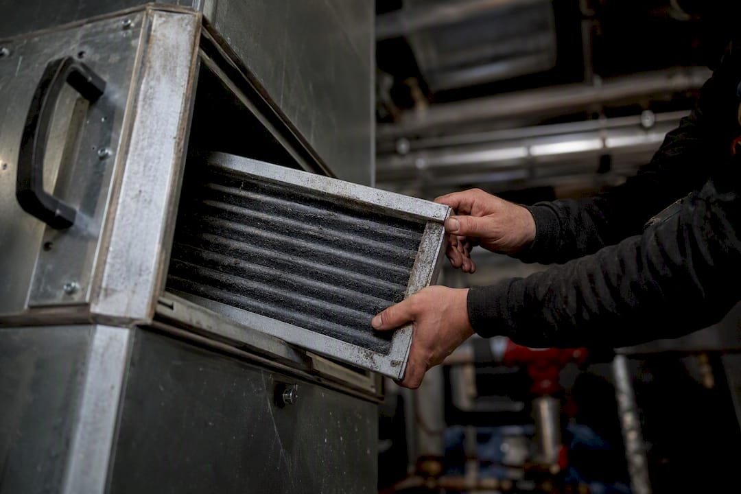 Ventilācijas filtra kasetnes nomaiņa ar rokām