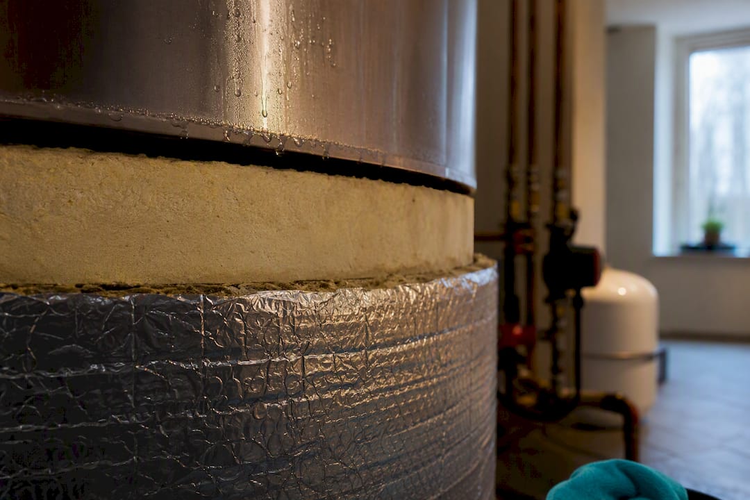 Insulated tank edge with condensation
