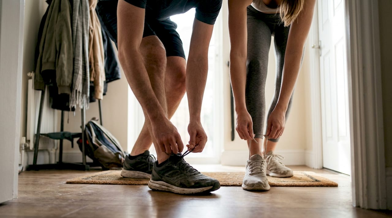 Férfi és női sportcipők egymás mellett