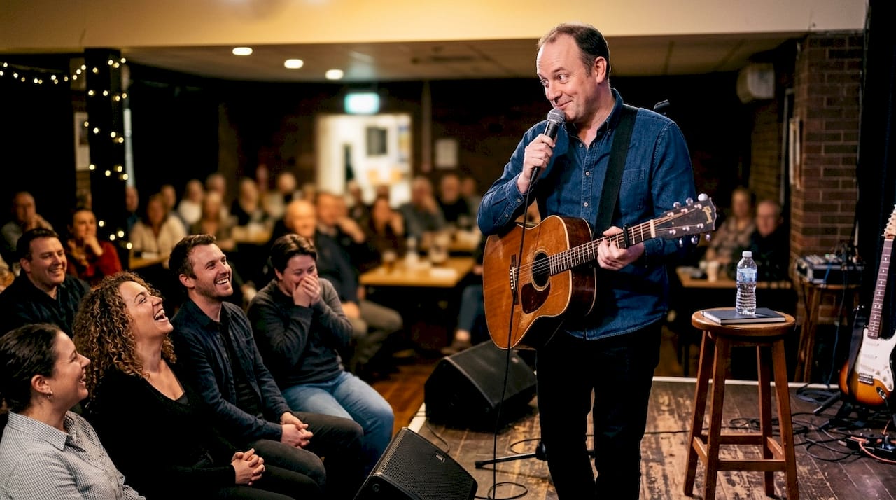 Underholder med musikalske indslag og masser af humor