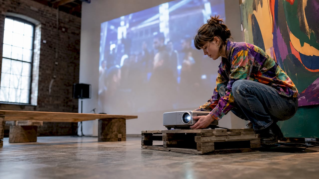 En nutidig dansk kunstner er i gang med at opsætte en videoinstallation.