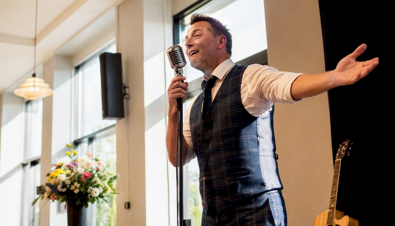 Oplev et musikalsk liveshow på dagscentrets scene