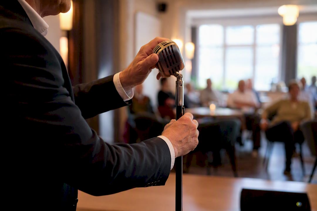 Underholder justerer mikrofon før seniorkoncert
