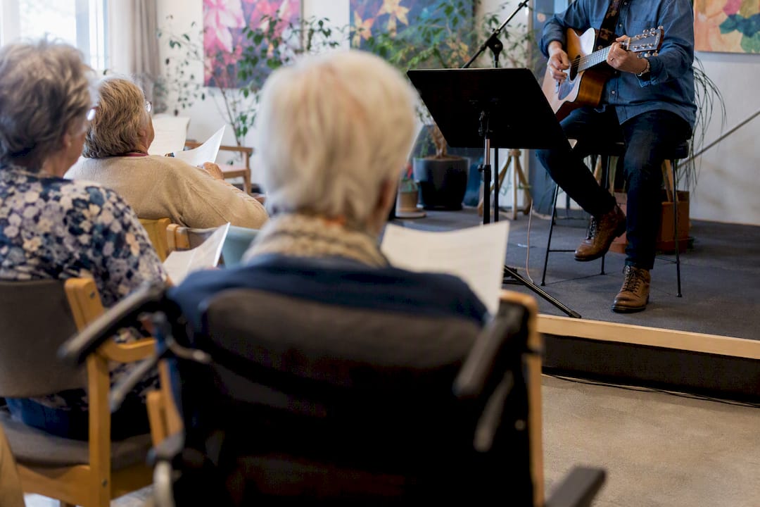 Musiker og seniorer synger sammen