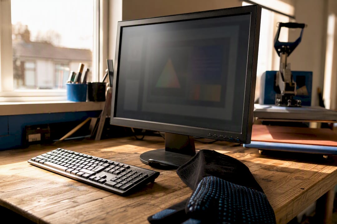 Monitor with muted colour warning for soft-proofing