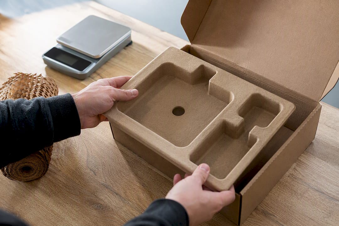 Fitted insert supporting mailer contents