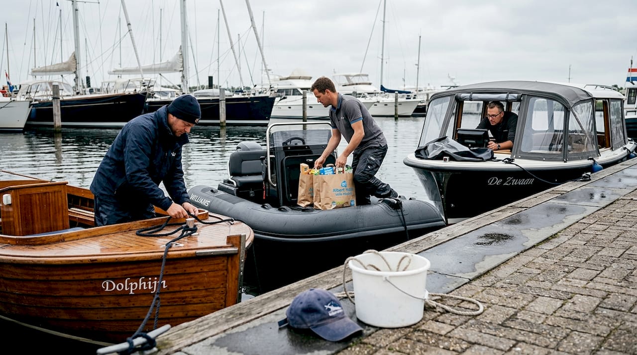 In de haven liggen verschillende soorten tenders naast de jachten.