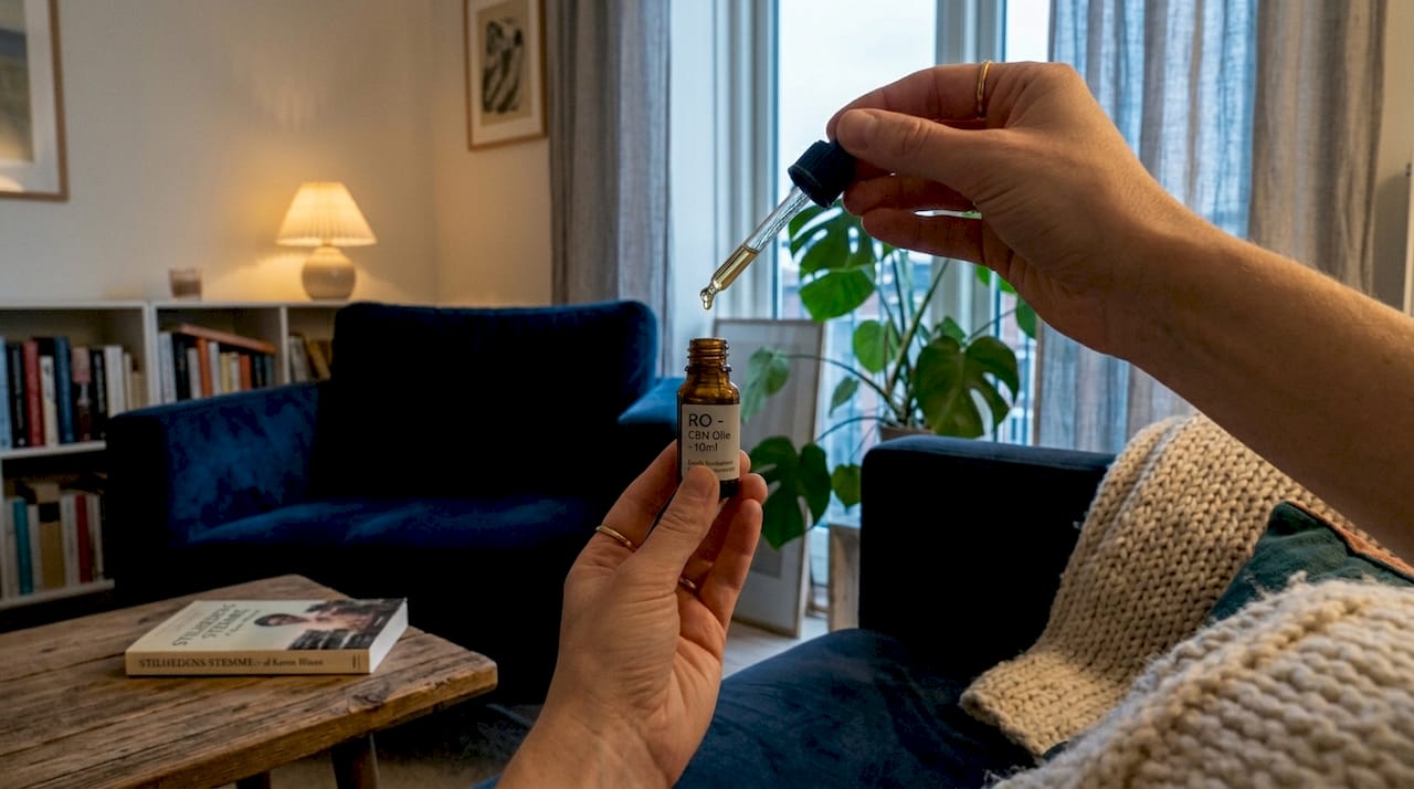 Nærbillede af en flaske CBN-olie i aftenstemning