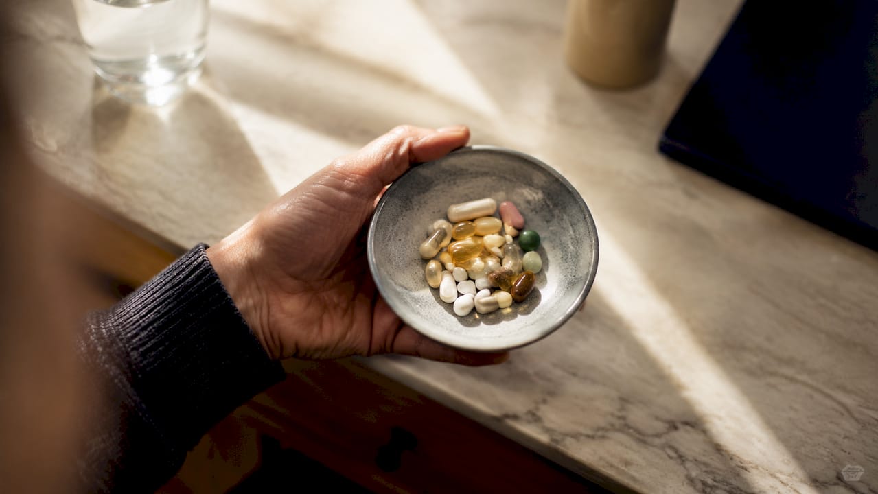 Et tæt kig på hænder, der holder vitaminpiller