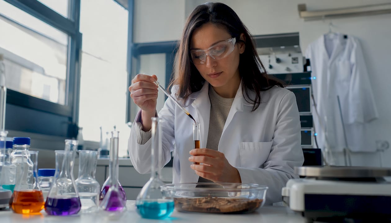 En forsker arbejder i laboratoriet med at udvinde aktive stoffer fra reishi-svampen.