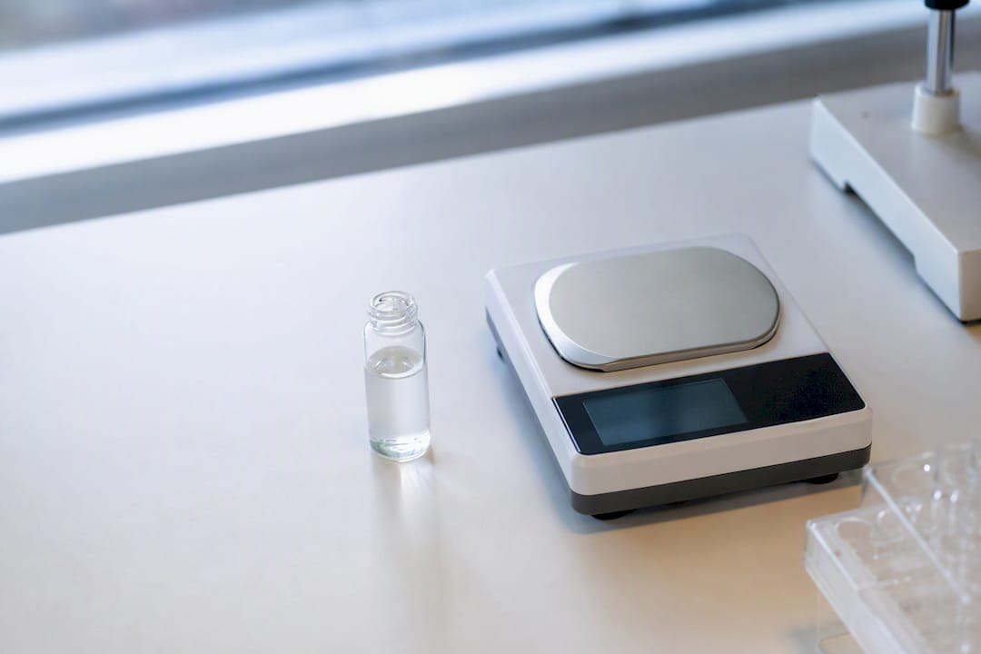 Prøveglas og måleudstyr til laboratoriet
