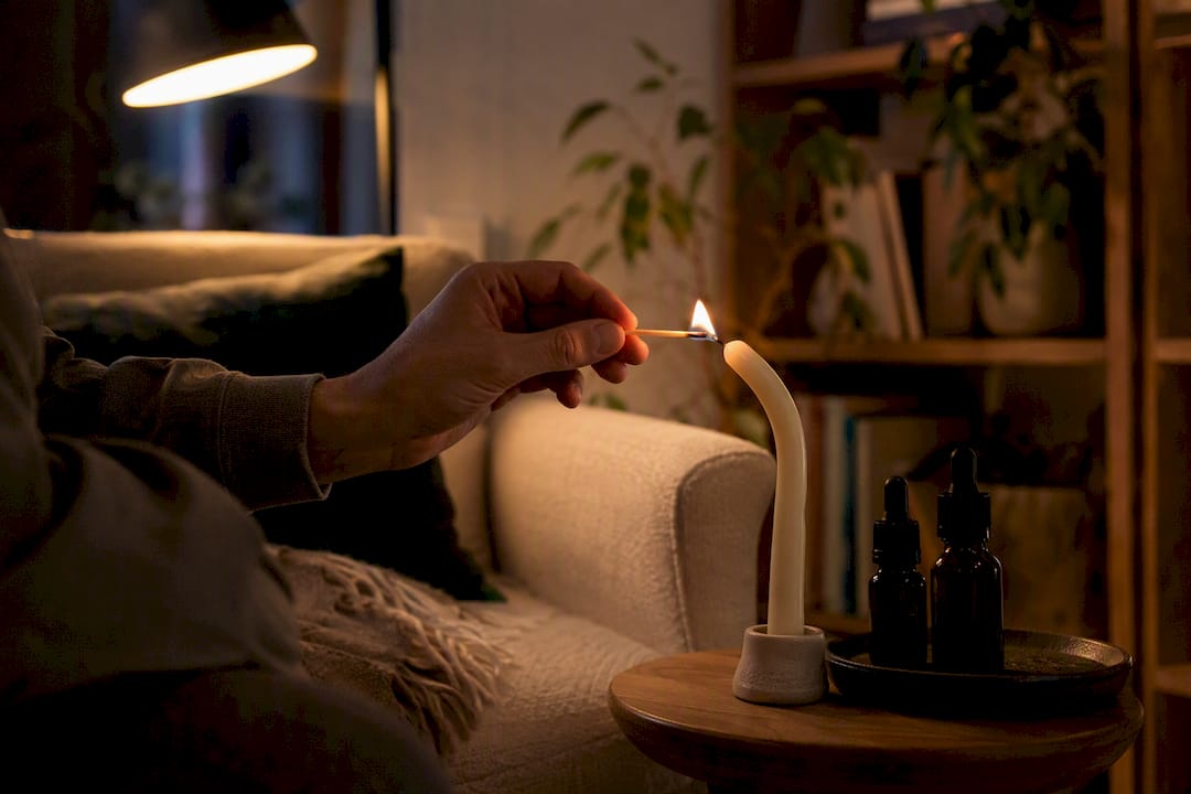 Hænder tænder et lys for aftenens afslapning
