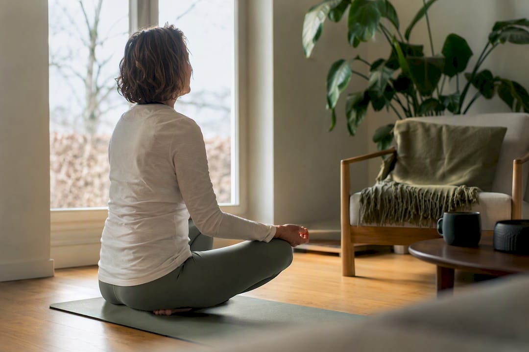Person der mediterer for at forbedre humør og reducere stress