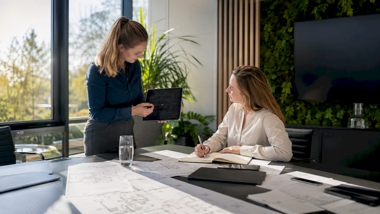 Zwei Ingenieurinnen tauschen sich über die Planung ihres Projekts aus.